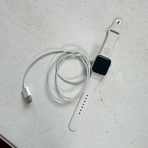 Apple Watch Series 6 40mm Silver Aluminum White Band, magnetic charge cable